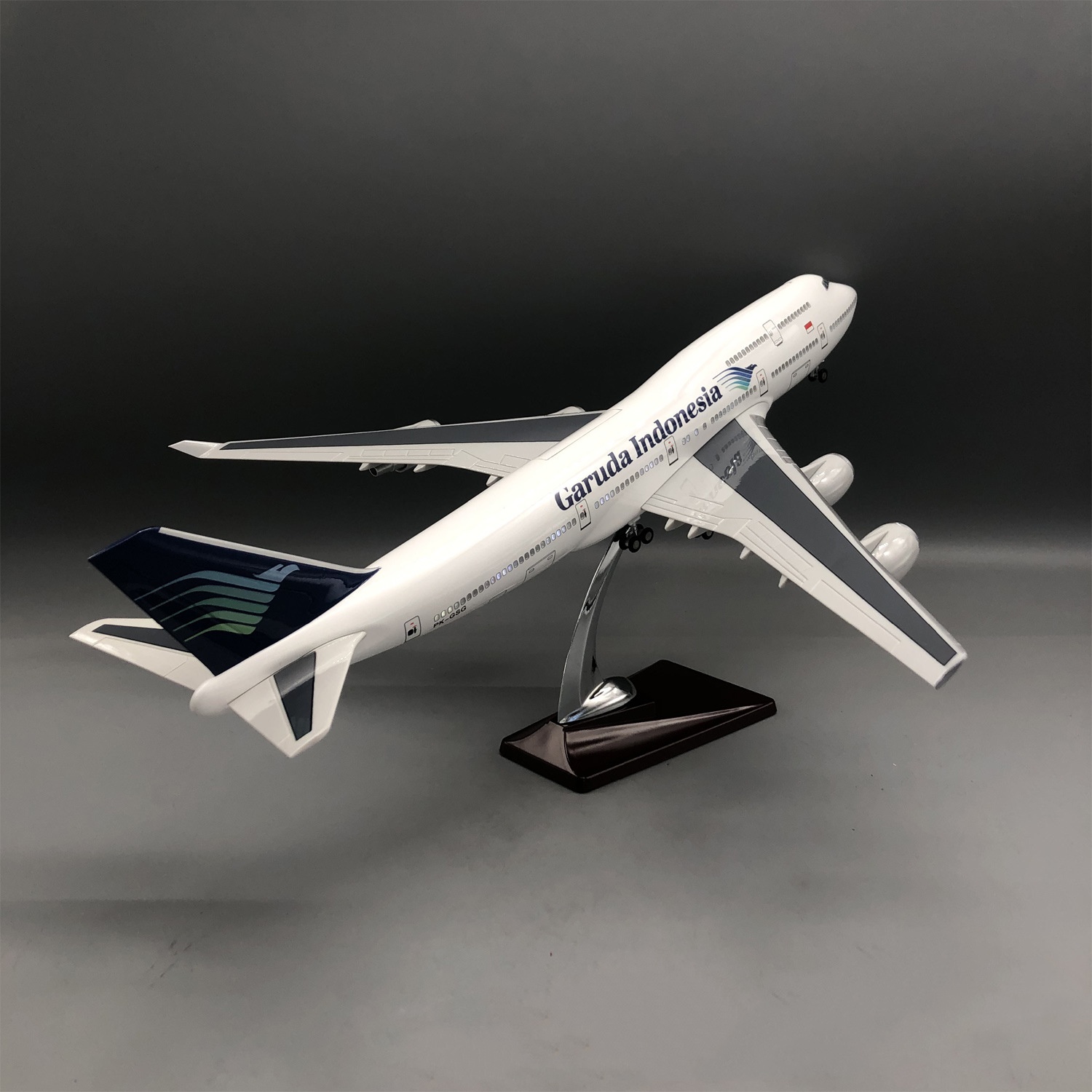 نموذج طائرة جارودا إندونيسيا B - مراجعة Model Kit Indonesia وسعره